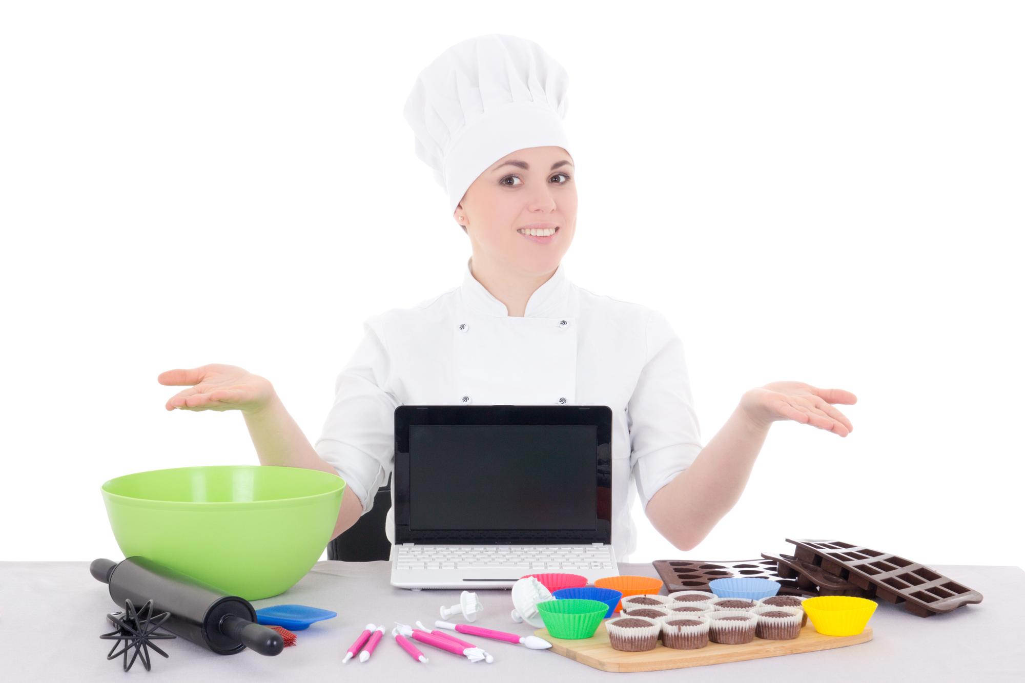 Chef che spiega una tecnica al piano di lavoro
